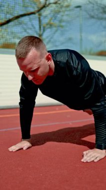 Oyun bahçesinde spor yapan yakışıklı bir sporcu. Aktif ve sağlıklı yaşam tarzı kavramları, açık havada eğitim..