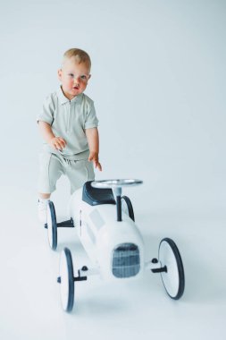 Neşeli ve aktif genç bir çocuk parlak ve havadar bir stüdyoda renkli bir oyuncak arabayla meşgul oluyor. Oyuncak masumiyetlerini ve yaratıcı oyun sihrini mükemmel bir şekilde gözler önüne seriyor.