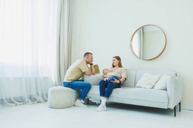 Sevgi dolu bir aile, sıcak, rahat ve güzel dekore edilmiş oturma odalarında birlikte güzel vakit geçirir. Mutlu yıllar boyunca yaratılan anıları ve anıları sevgiyle anar.