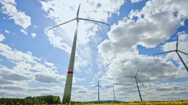 Bereketli yeşil bir alanda rüzgâr türbinlerinin çarpıcı güzelliğini deneyimlemek, dramatik bir gökyüzüne karşı sürdürülebilir enerji sergilemek, buna tanıklık eden herkese ilham vermek.