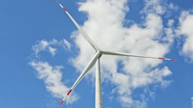 Mavi gökyüzüne karşı büyük rüzgar türbinleri. Yel değirmenleri enerji üretir. Mavi gökyüzü.