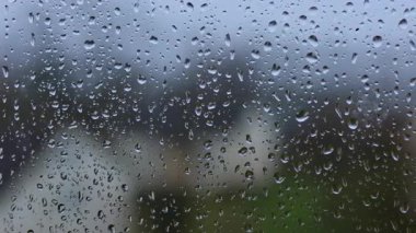 Şeffaf camdan aşağı su damlaları akıyor. Pencereye yağmur damlıyor. Pencereye yağmur damlaları.