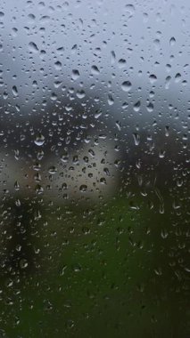 Şeffaf camdan aşağı su damlaları akıyor. Pencereye yağmur damlıyor. Pencereye yağmur damlaları.