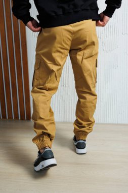 Cepleri olan yeşil erkek eşofmanı. Erkekler için hafif yaz pantolonları.