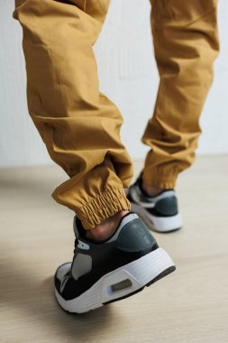 Cepleri olan yeşil erkek eşofmanı. Erkekler için hafif yaz pantolonları.