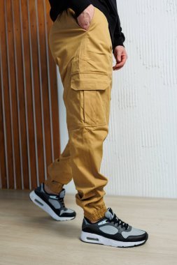 Cepleri olan yeşil erkek eşofmanı. Erkekler için hafif yaz pantolonları.