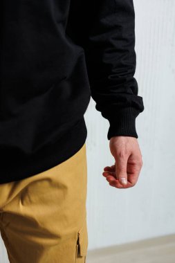 Cepleri olan yeşil erkek eşofmanı. Erkekler için hafif yaz pantolonları.