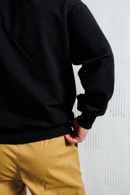 Cepleri olan yeşil erkek eşofmanı. Erkekler için hafif yaz pantolonları.