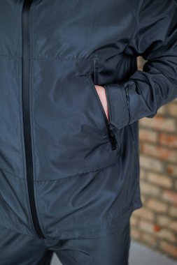 Erkekler için cepleri olan sıradan bir ceket. Erkek rüzgarlığı ceketi