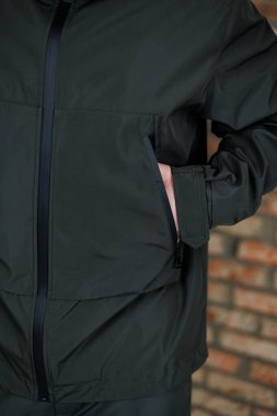 Erkekler için cepleri olan sıradan bir ceket. Erkek rüzgarlığı ceketi