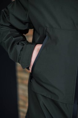 Erkekler için cepleri olan sıradan bir ceket. Erkek rüzgarlığı ceketi