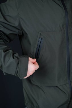 Erkekler için cepleri olan sıradan bir ceket. Erkek rüzgarlığı ceketi