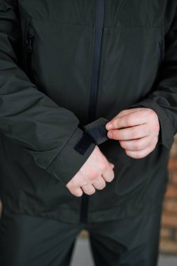 Erkekler için cepleri olan sıradan bir ceket. Erkek rüzgarlığı ceketi