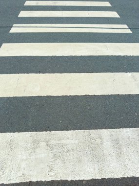 Şehir caddesinde yürünebilir kentsel alanların önemini gösteren, yaya güvenliğinin ve kentsel altyapı tasarımının vurgulandığı, net ve iyi tanımlanmış bir yaya geçidi..