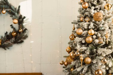 Güzel dekore edilmiş, altın süslemelerle süslenmiş bir Noel ağacı keşfedin ve zarif bir bayram çelengi, mevsimlik dekorunuzu ve neşenizi canlandırmak için mükemmel.