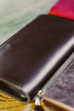 Ürün fotoğrafçılığı ve büyüleyici yaşam tarzı tasvirleri için ideal, renkli ve zengin desenli el yapımı deri cüzdanların çarpıcı bir koleksiyonunu keşfedin.