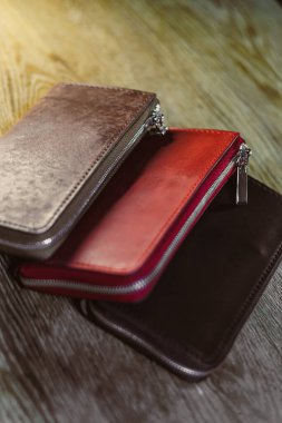 Zarif deri cüzdanlarımızı keşfedin. Koyu kahverengi ve canlı kırmızı gibi. Temel ihtiyaçlarınızı düzenli tutmak ve tarzınızı yükseltmek için tasarlanmış.