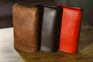 Kahverengi, siyah ve kırmızı cüzdanlardan oluşan bu çarpıcı üçlüyü keşfedin. Organizasyon ve tarz için mükemmel. Bu cüzdanlar her türlü geziye çok uygun..