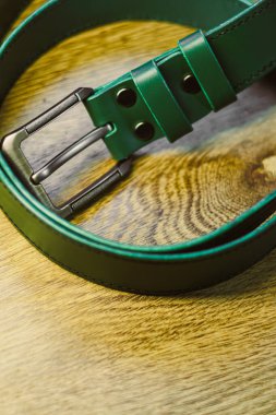 Bu zarif yeşil deri kemer parlak bir metal toka tasarımı sergiliyor. Bu da onu her kostüm için hem günlük hem de resmi kıyafetler hem de gerçek aksesuarlar için mükemmel yapıyor.