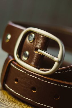 Seçtiğiniz herhangi bir giysiyi geliştirmek için mükemmel olan klasik gümüş toka içeren bu zarif kahverengi kemerle zamansız stilin gerçek özünü yakalayın.