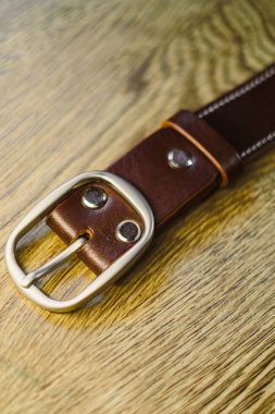 Bu şık bir kahverengi deri kemer, parlak gümüş bir toka içeriyor, hem günlük kıyafetlere hem de resmi kıyafetlere zarif bir dokunuş katıyor, bu da onu çok yönlü yapıyor.