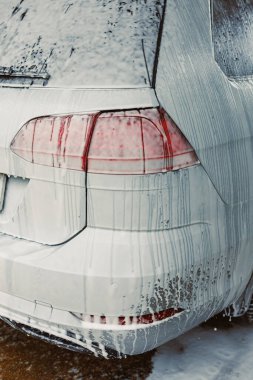 Aracın arka tarafındaki yakın çekim, yoğun kar ve sabunlu köpüklerle kaplı olduğunu gösteriyor. Sert kış koşullarında aracı temiz tutmanın zorluklarını vurguluyor.