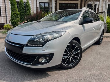 Gösterişli, gümüş renkli bir hatchback, modern estetiği ve sürüş zevkini somutlaştıran şık tasarımı ve performansıyla araba meraklılarını cezbediyor.