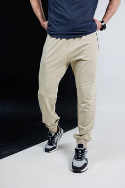 Son moda erkek modasını keşfedin. Bu şık gündelik görünüşle bej rengi pantolonlar şık spor ayakkabılarla eşleştirilir. Günlük giysiler ve son konfor için mükemmeldir.