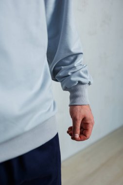 Uzun kollu şık bir atletizm gömleği, desenli bir kol tasarımı, spor yapmak için mükemmel bir kıyafet. Spor meraklıları ve moda meraklıları için ideal..