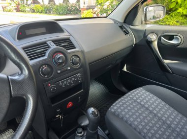 Zarif bir gösterge paneli, lüks koltuklar ve otomotiv promosyonları için mükemmel kullanıcı dostu kontrollere sahip modern bir arabanın iç tasarımını keşfedin.