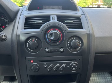 Sürüş deneyiminizi geliştirmek için tasarlanmış iklim kontrolü ve ses düğmeleri de dahil olmak üzere gösterişli araç göstergelerini inceleyin. Araba tutkunları için ideal