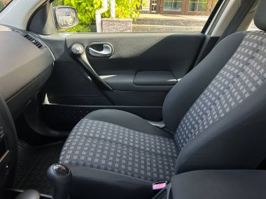 Modern kompakt bir arabanın şık ve işlevsel iç dekorasyonunu keşfedin rahat koltuklar ve şık bir tasarım, günlük seyahatler ve seyahat maceraları için ideal.