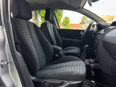 Modern kompakt bir arabanın geniş bir iç mekanı. Rahat koltuklar ve şık tasarım unsurları sergiliyor. Şehir içi sürüş ve günlük ulaşımlar için mükemmel.