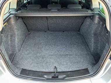 Bir aracın geniş kargo alanının tadını çıkarın. Tüm maceralarınız için esneklik ve kolaylık sunan valiz, market veya spor malzemeleri taşımak için ideal.