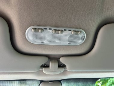 Bu yakın plan görüntü, atmosfer ve görünürlüğü geliştiren ve gece sürüşünü güvence altına alan kullanıcı dostu anahtarların kullanıldığı yenilikçi bir kubbe tasarımı ortaya koyuyor.