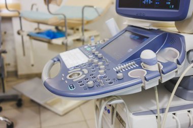 Yüksek teknolojili ultrason cihazı klinik bir ortamda tıbbi teşhisler için gelişmiş görüntüleme yetenekleri sergiliyor, hasta bakımını ve tedavi hassasiyetini artırıyor..