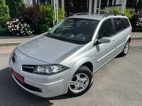 Bu gösterişli ve şık gümüş renkli steyşın vagon geniş bir iç mekan ile eşleştirilmiş modern bir tasarım sergiliyor. Bu da onu aile gezileri ve günlük kullanım için mükemmel bir seçim yapıyor.