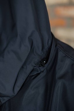 Bu şık siyah kapüşonlu ceket, şık tasarımı ve zengin kumaş dokusu, moda tutkunları ve açık hava kullanımı için ideal, fonksiyonel fermuarlı bir kapanış sergiliyor.