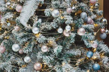 Güzel dekore edilmiş bir Noel ağacı, ışıltılı süsler ve parıldayan ışıklarla, bu şenlikli mevsimin tadını çıkarmak için büyüleyici bir tatil atmosferi yaratır.