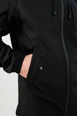 Bu şık siyah kapüşonluyu keşfetmek ve keşfetmek, pratik bir fermuar kapama ve kullanışlı cepler sergiliyor, onu günlük geziler veya rahat iç giyim için ideal hale getiriyor