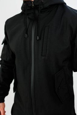 Pratik ve moda için ustalıkla tasarlanmış şık siyah ceketimizi keşfedin. Açık hava maceraları ve gündelik geziler için idealdir. Konforu çağdaş tarzla harmanlar.