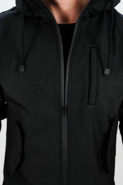 Giysilerinizi bu parlak siyah kapüşonluyla yükseltin, günlük gezintiler ve spor kıyafetleri için mükemmel, günlük aktiviteler ve maceralar için rahat ve stil karışımı