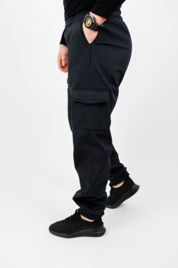 Rahat ve çok yönlülük için tasarlanmış şık siyah kargo pantolonlarımızı keşfedin. Sıradan geziler ya da aktif yaşam tarzları için mükemmel. Gardırobunu kolaylıkla kaldır.
