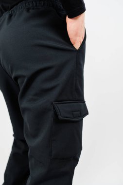 Şık ve modaya uygun siyah kargo pantolonları keşfedin. Geniş cepleri ve rahat elastik bir bel bandı onları gündelik geziler ya da çeşitli açık hava aktiviteleri için ideal kılar.