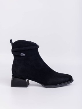 Bu şık siyah süet bilek çizmeleri, şık bir manşet ve rahat bir blok topuklu, düşüşünüze ve kışlık gardırobunuza biraz zarafet katmak için mükemmel.