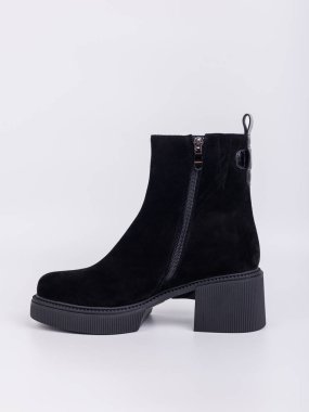 Kişisel tarzını bu şık siyah süet topuklu çizmelerle kolaylıkla yükselt. Modayı takip eden topuk ve modern, parlak bir tasarım her duruma uygun.