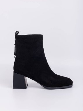 Topuklu ve zarif topuklu şık siyah süet çizmeler çeşitli durumlar için mükemmeldir. Bu da onları bu sezon gardırobunuzu yenilemek için bir araç haline getirir.