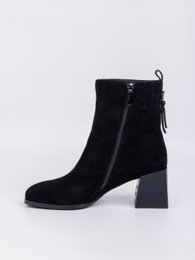 Son derece şık siyah süet bilekliklerimizi keşfedin. Bu modaya uygun sezonda herhangi bir giysiyi yükseltmek için mükemmel topuklu ayakkabılar ve büyüleyici püsküller içeriyor.