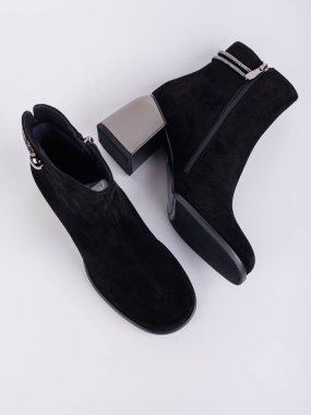 Bu şık siyah süet bilekli çizmeler gümüş topuklu ve zarif süslemelerle moda ve sofistike bir görünüme sahip olmalarını sağlıyor.