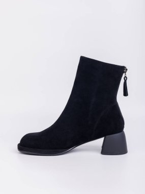 Ayakkabı koleksiyonunuzu şık siyah süet çizmelerle yükseltin. Moda topuk ve fermuarı açık olsun. Her durum için mükemmel..